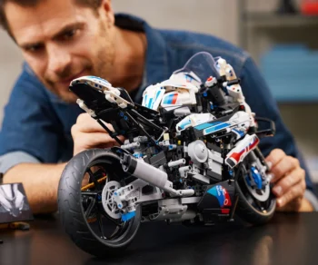 Детски комплект за игра LEGO® Technic 42130 – BMW M 1000 RR