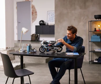Детски комплект за игра LEGO® Technic 42130 – BMW M 1000 RR