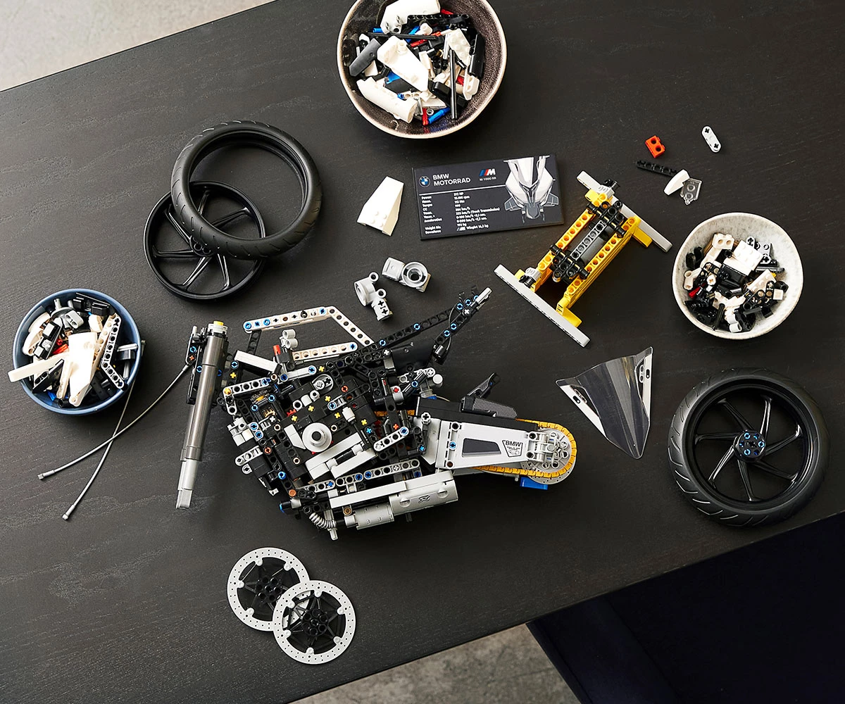 Детски комплект за игра LEGO® Technic 42130 - BMW M 1000 RR thumb 6 Конструктор ЛЕГО Technic 42130 thumb 6
