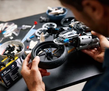 Детски комплект за игра LEGO® Technic 42130 – BMW M 1000 RR