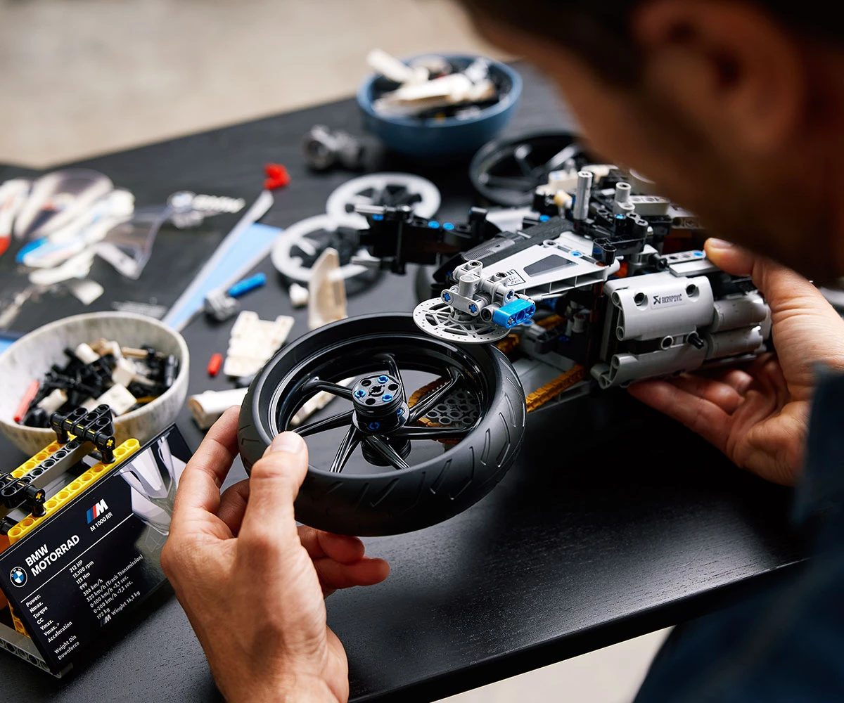 Детски комплект за игра LEGO® Technic 42130 - BMW M 1000 RR thumb 7 Конструктор ЛЕГО Technic 42130 thumb 7