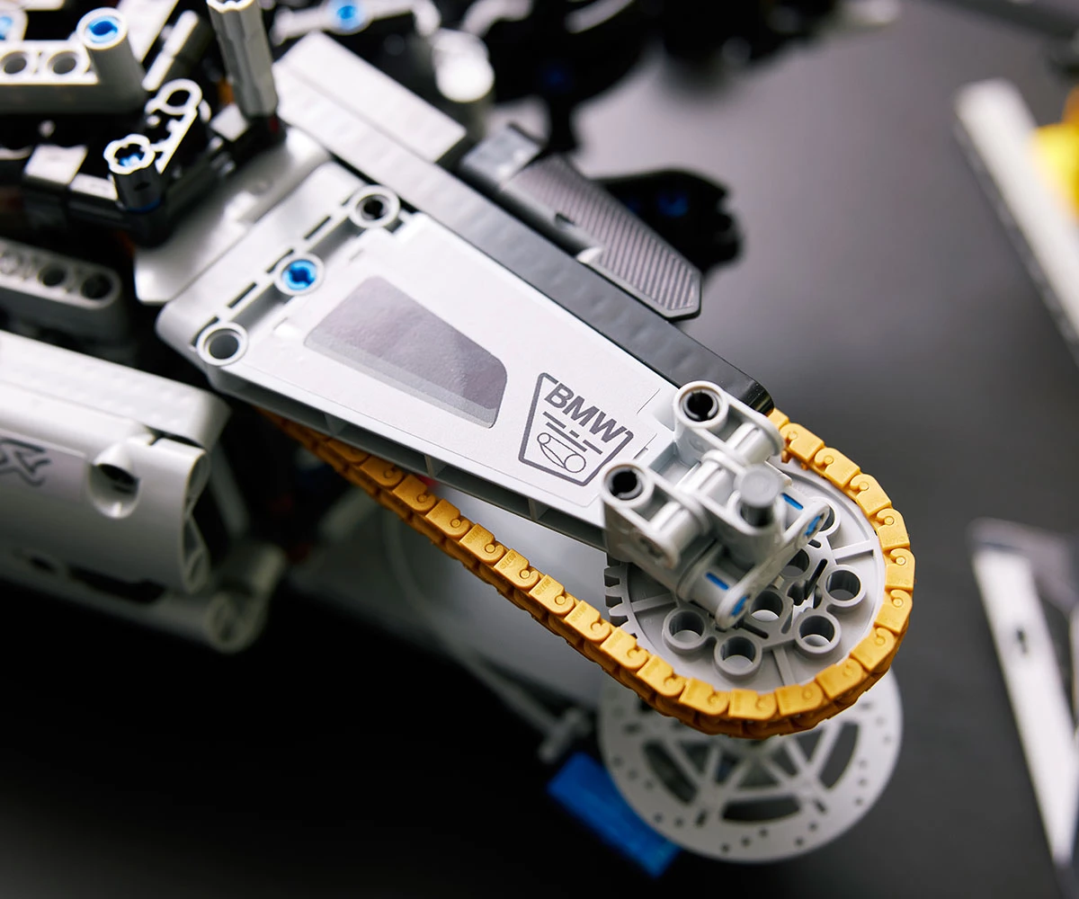 Детски комплект за игра LEGO® Technic 42130 - BMW M 1000 RR thumb 8 Конструктор ЛЕГО Technic 42130 thumb 8