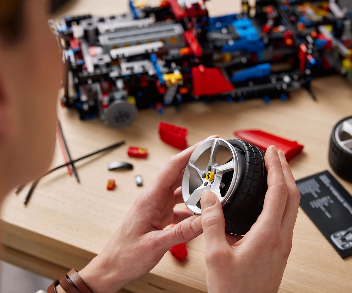 Детски комплект за игра LEGO® Technic 42143 - Ferrari Daytona SP3 thumb 8 Конструктор ЛЕГО Technic 42143 thumb 8