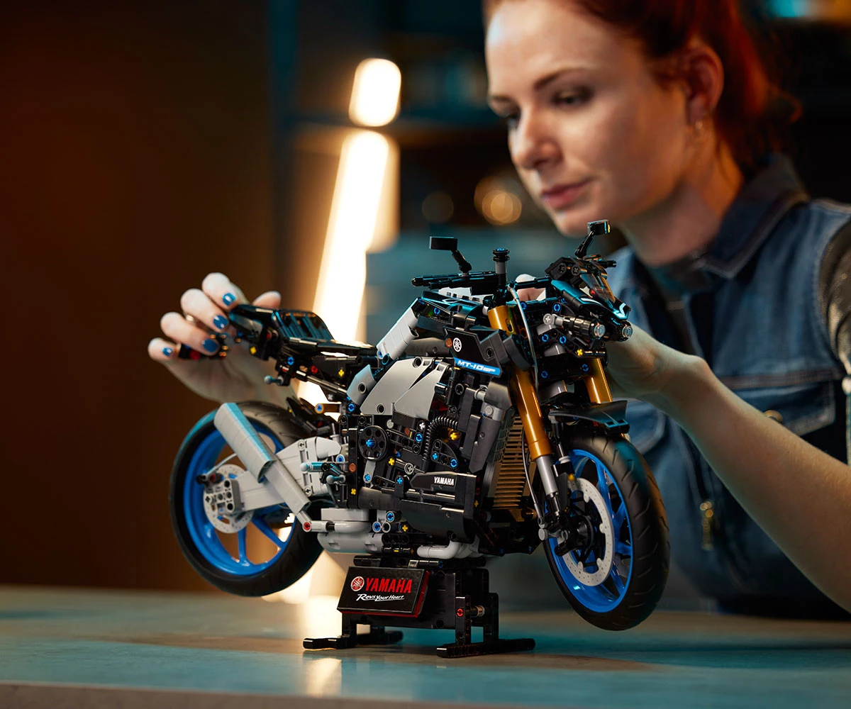 Детски комплект за игра LEGO® Technic 42159 - Yamaha MT-10 SP thumb 6 Конструктор ЛЕГО Technic 42159 thumb 6