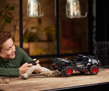 Детски комплект за игра LEGO® Technic 42160 – Audi RS Q e-tron
