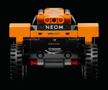 Детски комплект за игра LEGO® Technic 42166 – Състезателна кола NEOM McLaren Extreme E