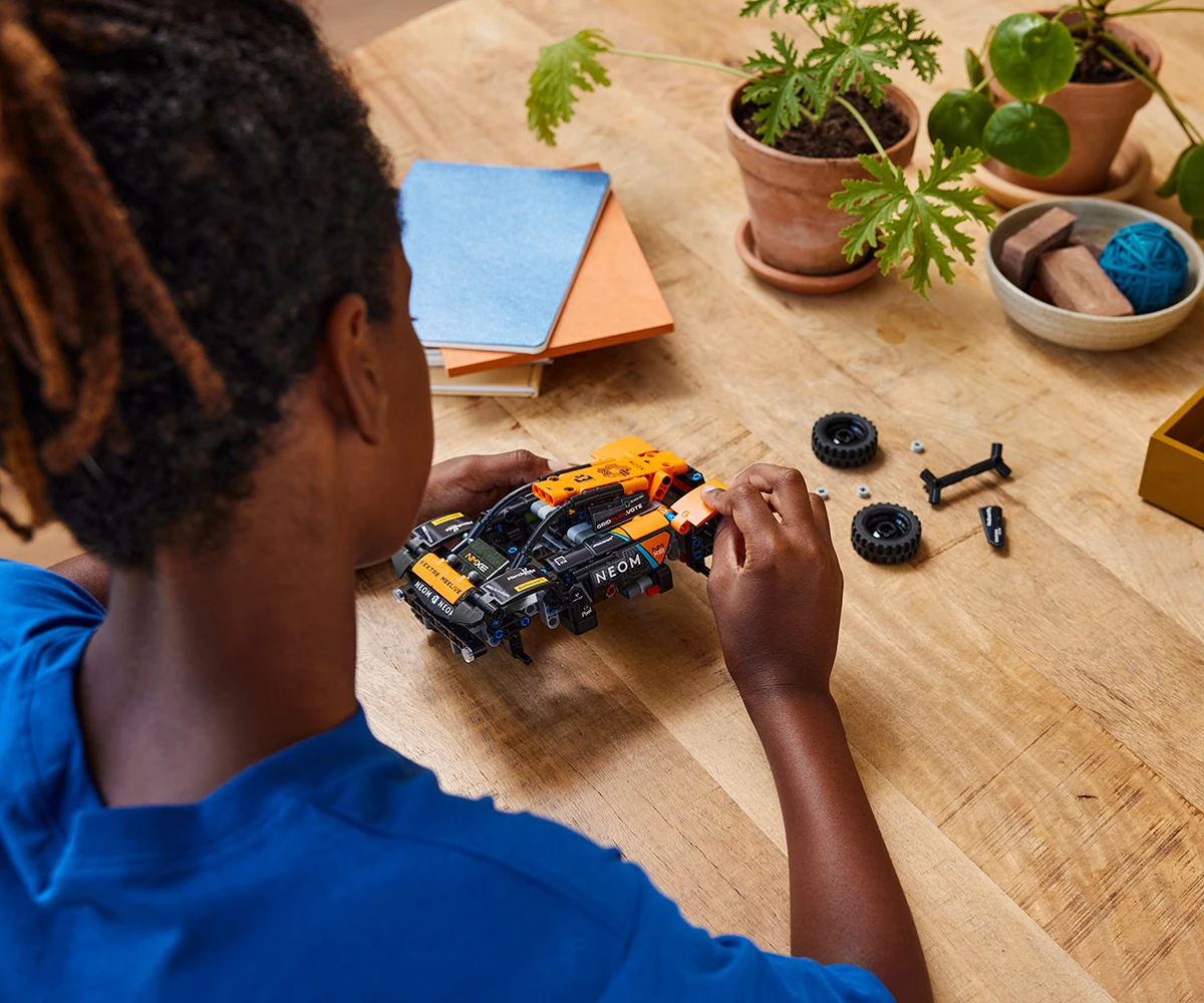 Детски комплект за игра LEGO® Technic 42166 - Състезателна кола NEOM McLaren Extreme E thumb 11 Конструктор ЛЕГО Technic 42166 thumb 11