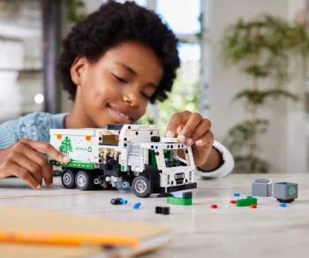 Детски комплект за игра LEGO® Technic 42167 – Боклукчийски камион Mack® LR Electric