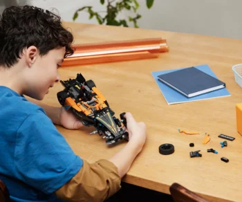 Детски комплект за игра конструктор LEGO® Technic 42169 – Състезателна кола NEOM McLaren Formula E