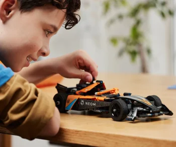 Детски комплект за игра конструктор LEGO® Technic 42169 – Състезателна кола NEOM McLaren Formula E