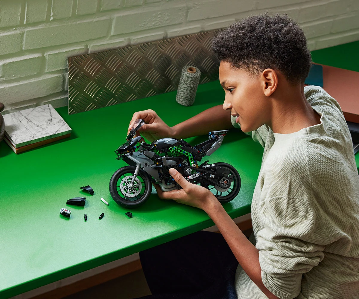 Детски комплект за игра конструктор LEGO® Technic 42170 - Мотоциклет Kawasaki Ninja H2R thumb 11 Конструктор ЛЕГО Technic 42170 thumb 11
