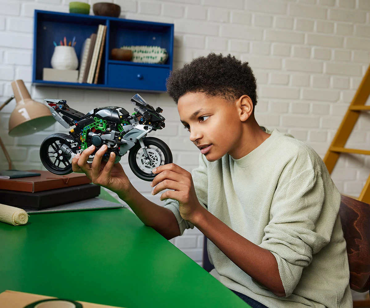 Детски комплект за игра конструктор LEGO® Technic 42170 - Мотоциклет Kawasaki Ninja H2R thumb 12 Конструктор ЛЕГО Technic 42170 thumb 12