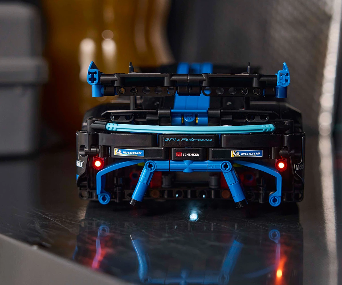 Детски комплект за игра LEGO® Technic 42176 - Състезателна кола PORSCHE GT4 E-PERFORMANCE thumb 11 Конструктор ЛЕГО Technic 42176 thumb 11