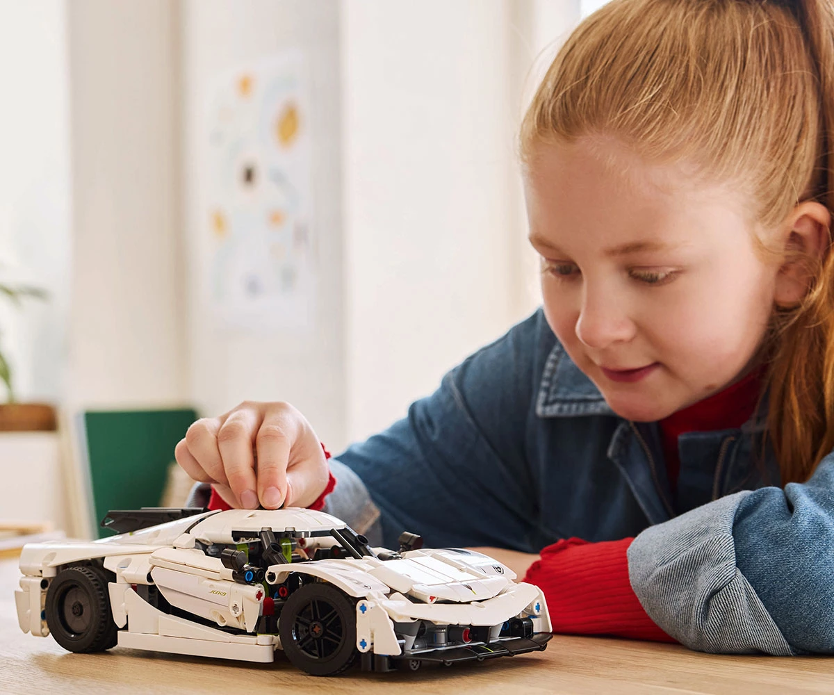 Детски комплект за игра LEGO® Technic 42184 - Бяла хиперкола Koenigsegg Jesko Absolut thumb 10 LEGO® Technic 42184 - Koenigsegg Jesko Absolut White Hypercar thumb 10