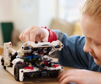 Детски комплект за игра LEGO® Technic 42184 – Бяла хиперкола Koenigsegg Jesko Absolut