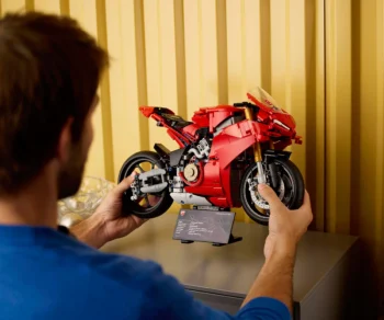 Детски комплект за игра LEGO® Technic 42202 – Мотоциклет Ducati Panigale V4 S