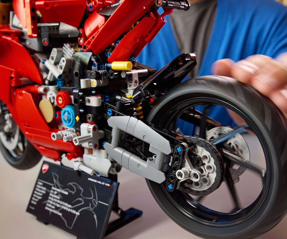 Детски комплект за игра LEGO® Technic 42202 - Мотоциклет Ducati Panigale V4 S thumb 5 Конструктор ЛЕГО Technic 42202 thumb 5