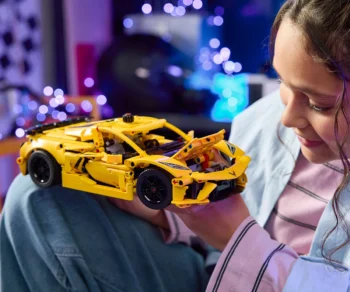 Детски комплект за игра LEGO® Technic 42205 – Chevrolet Corvette Stingray