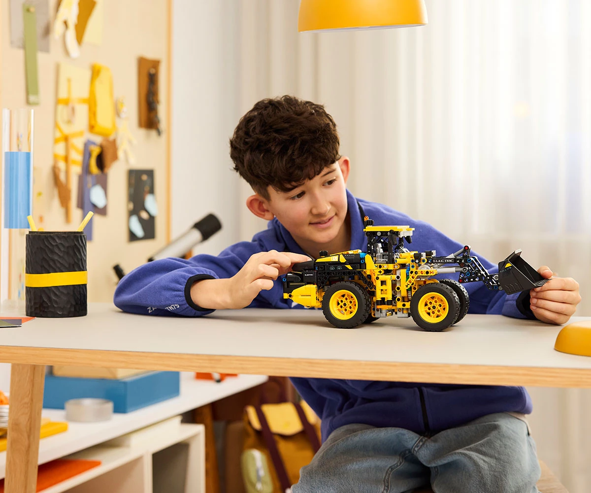 Детски комплект за игра LEGO® Technic 42209 - Колесен товарач Volvo L120 Electric thumb 5 LEGO® Technic 42209 - Volvo L120 Electric Wheel Loader thumb 5