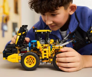 Детски комплект за игра LEGO® Technic 42209 – Колесен товарач Volvo L120 Electric