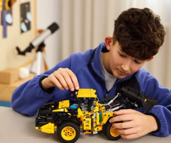 Детски комплект за игра LEGO® Technic 42209 – Колесен товарач Volvo L120 Electric