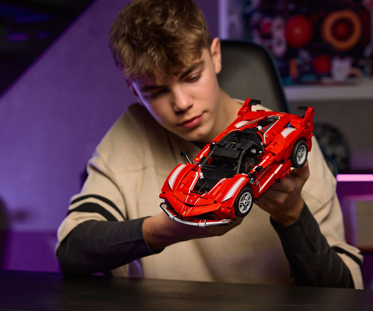 Детски комплект за игра LEGO® Technic 42212 - Ferrari FXX K thumb 11 LEGO® Technic 42212 - Ferrari FXX K thumb 11