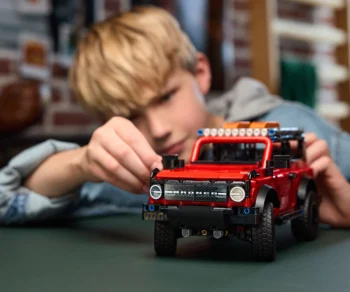Детски комплект за игра LEGO® Technic 42213 – Джип Ford Bronco®