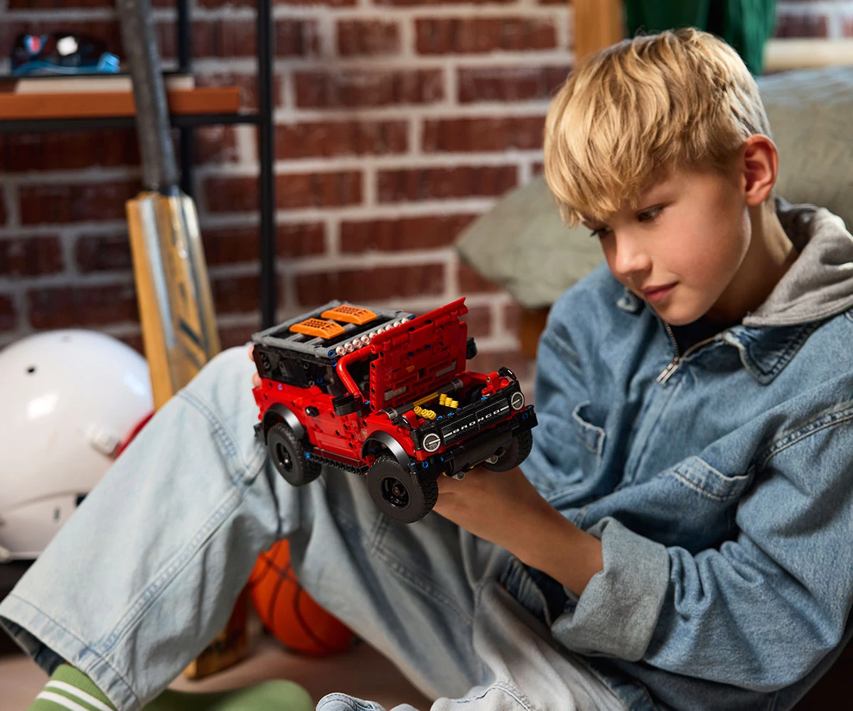 Детски комплект за игра LEGO® Technic 42213 - Джип Ford Bronco® thumb 12 LEGO® Technic 42213 - Ford Bronco® SUV thumb 12