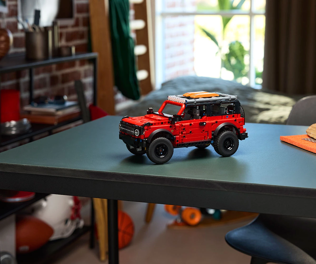 Детски комплект за игра LEGO® Technic 42213 - Джип Ford Bronco® thumb 13 LEGO® Technic 42213 - Ford Bronco® SUV thumb 13