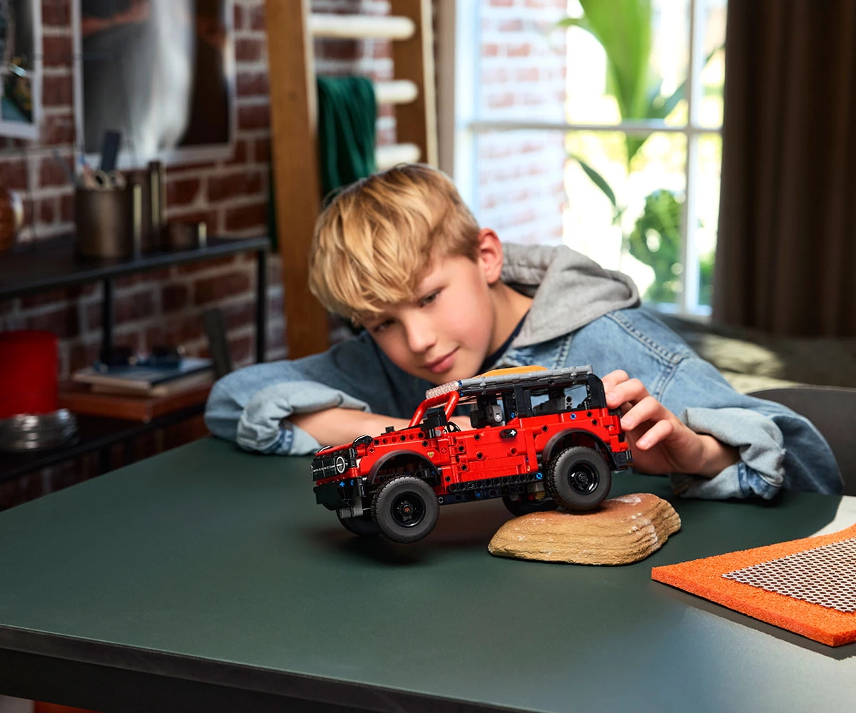 Детски комплект за игра LEGO® Technic 42213 - Джип Ford Bronco® thumb 9 LEGO® Technic 42213 - Ford Bronco® SUV thumb 9