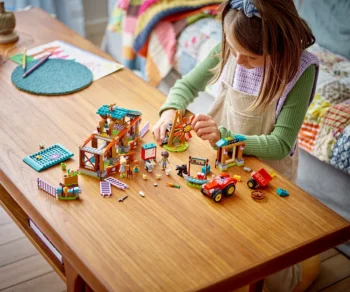 Детски комплект за игра LEGO® Friends 42617 – Ферма-убежище за животни