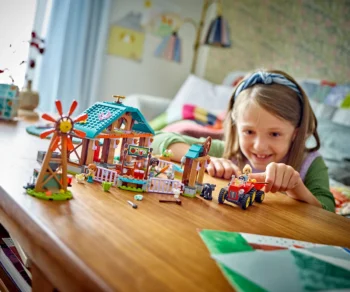 Детски комплект за игра LEGO® Friends 42617 – Ферма-убежище за животни