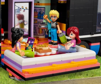 Детски комплект за игра LEGO® Friends 42619 – Бус за турне на поп звезди