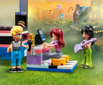 Детски комплект за игра LEGO® Friends 42619 – Бус за турне на поп звезди