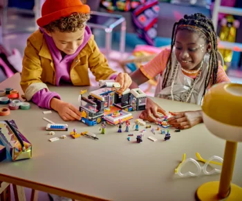 Детски комплект за игра LEGO® Friends 42619 – Бус за турне на поп звезди