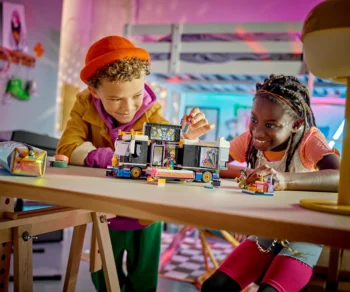 Детски комплект за игра LEGO® Friends 42619 – Бус за турне на поп звезди
