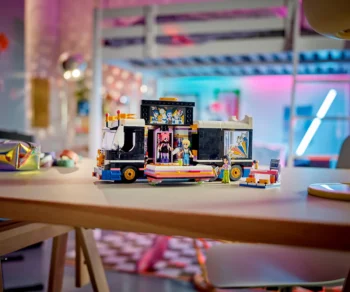 Детски комплект за игра LEGO® Friends 42619 – Бус за турне на поп звезди