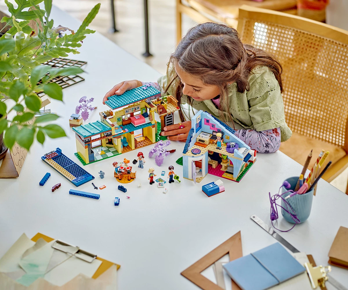 Детски комплект за игра LEGO® Friends 42620 - Семейните къщи на Оли и Пейсли thumb 17 Конструктор ЛЕГО Friends 42620 thumb 17