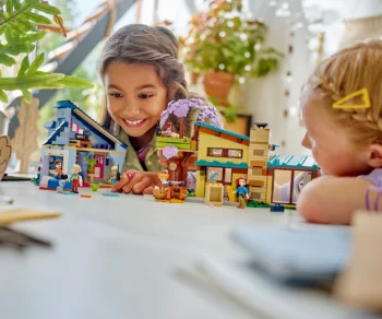 Детски комплект за игра LEGO® Friends 42620 – Семейните къщи на Оли и Пейсли