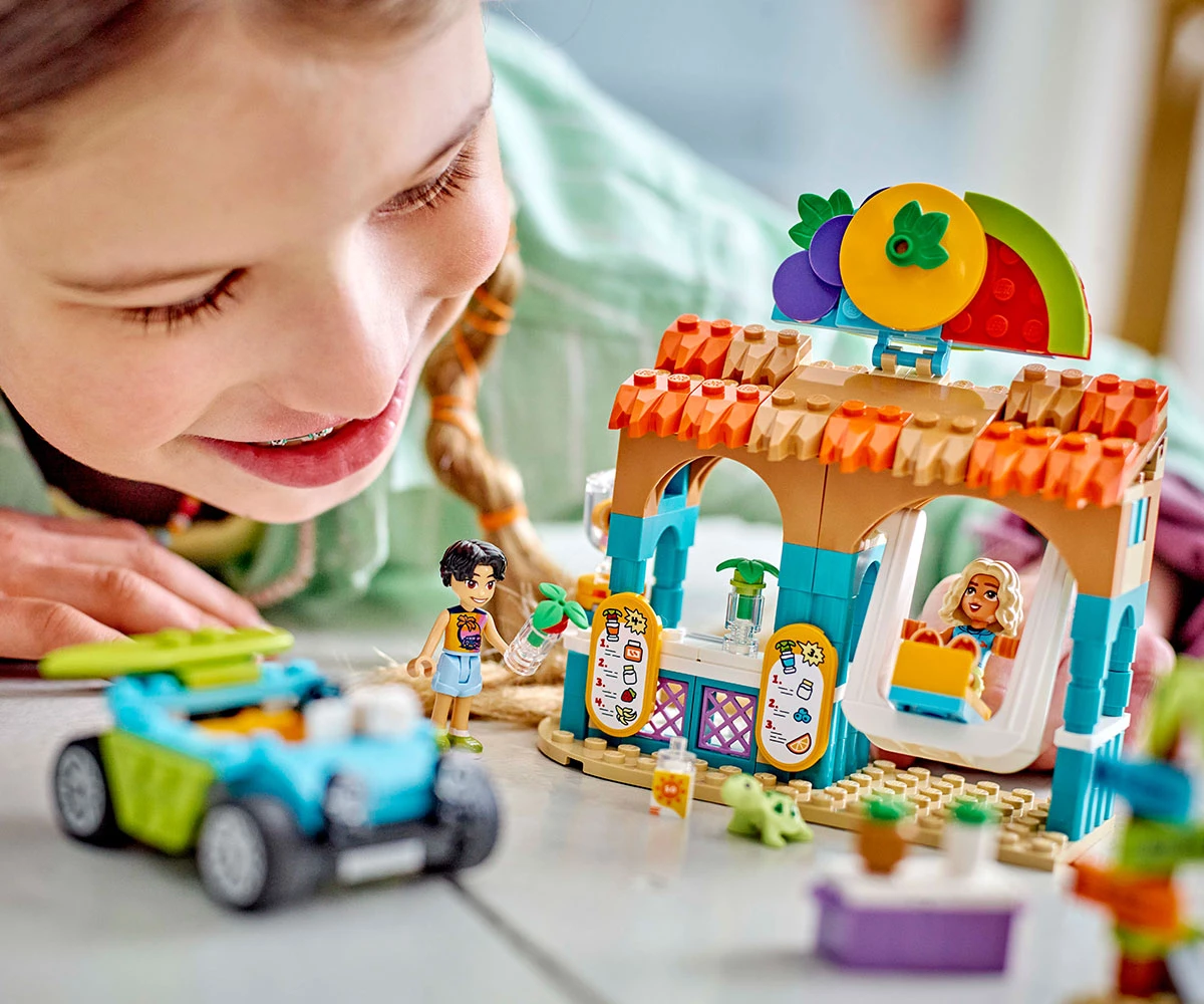 Детски комплект за игра LEGO® Friends 42625 - Щанд за шейкове на плажа thumb 12 Конструктор ЛЕГО Friends 42625 thumb 12