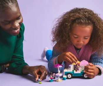 Детски комплект за игра LEGO® Friends 42644 – Камион за сладолед в Хартлейк Сити