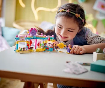 Детски комплект за игра LEGO® Friends 42649 – Сладкарница Хартлейк Сити
