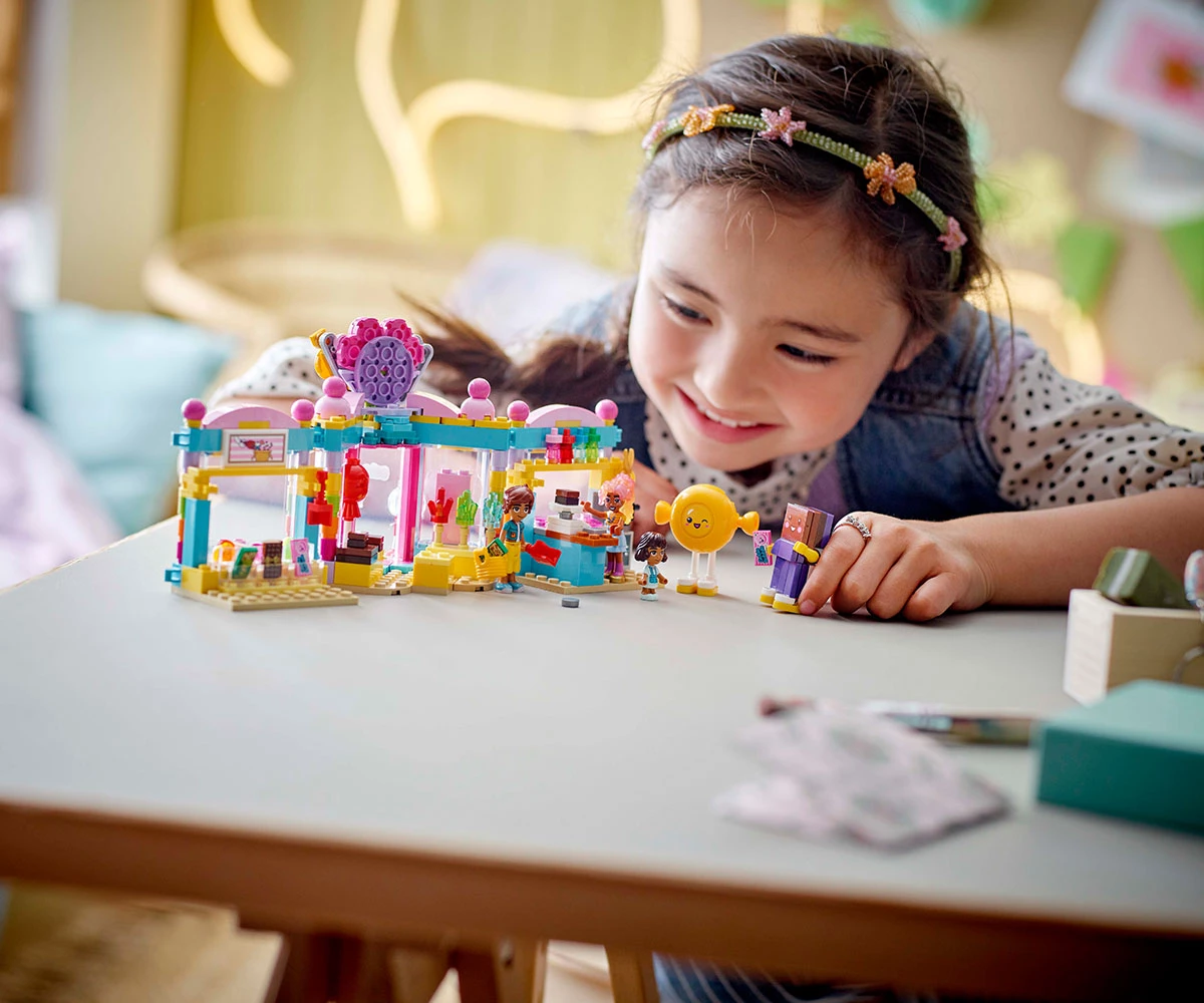 Детски комплект за игра LEGO® Friends 42649 - Сладкарница Хартлейк Сити thumb 6 Конструктор ЛЕГО Friends 42649 thumb 6