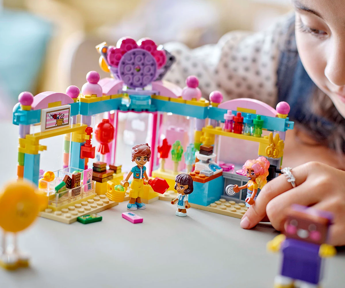 Детски комплект за игра LEGO® Friends 42649 - Сладкарница Хартлейк Сити thumb 7 Конструктор ЛЕГО Friends 42649 thumb 7