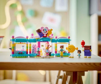 Детски комплект за игра LEGO® Friends 42649 – Сладкарница Хартлейк Сити