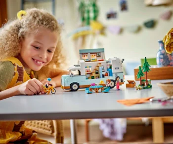 Детски комплект за игра LEGO® Friends 42663 – Приключение с кемпер на приятелството