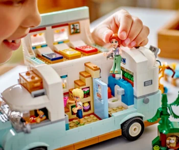 Детски комплект за игра LEGO® Friends 42663 – Приключение с кемпер на приятелството