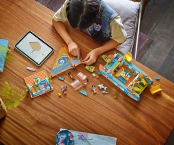 Детски комплект за игра LEGO® Friends 42664 – Приключение с лодка