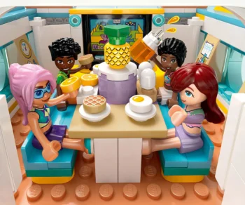 Детски комплект за игра LEGO® Friends 42664 – Приключение с лодка