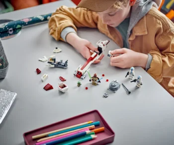Детски комплект за игра LEGO® Star Wars™ 75378 – Бягство с BARC скутер